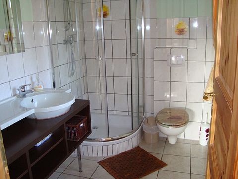 Badezimmer mit Dusche, WC und Waschtisch