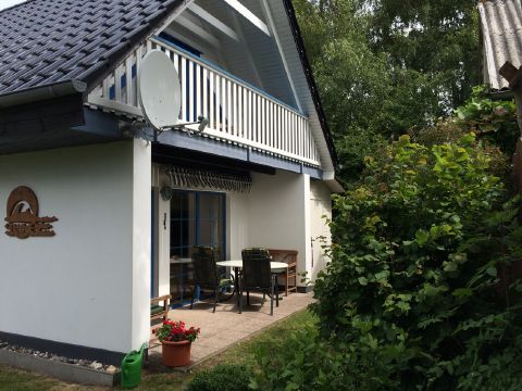 Giebelseite mit Balkon und überdachter Terrasse