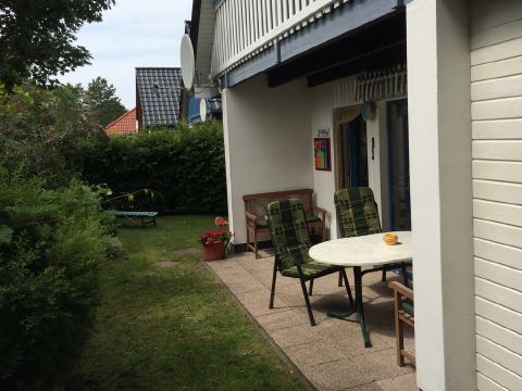 Terrasse mit Gartenmöbeln und Blick in den Garten