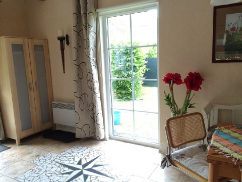 Wohnraum mit Terrassentür zum Garten und Kleiderschrank