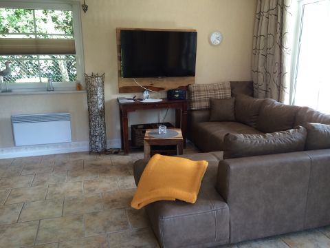 Wohnbereich mit Fernseher und gemütlicher Sitzecke
